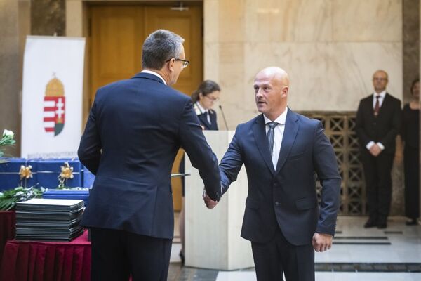 Kitüntetés-Csont Csaba